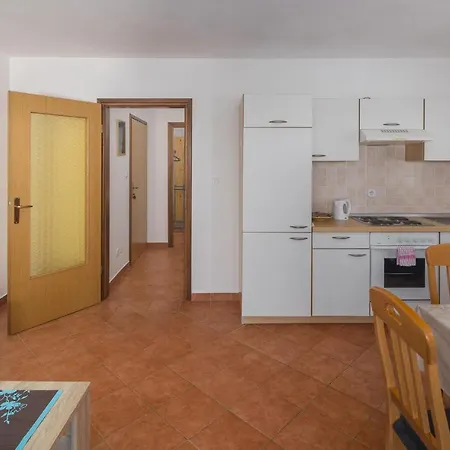1 Bedroom Awesome In Apartment *